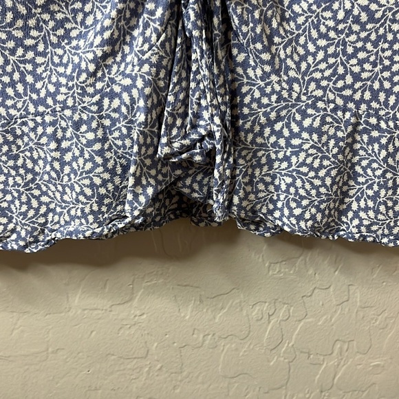 H&M blue and white short sleeve slightly cropped top. Size 4. Cute with jeans. - Picture 4 of 7